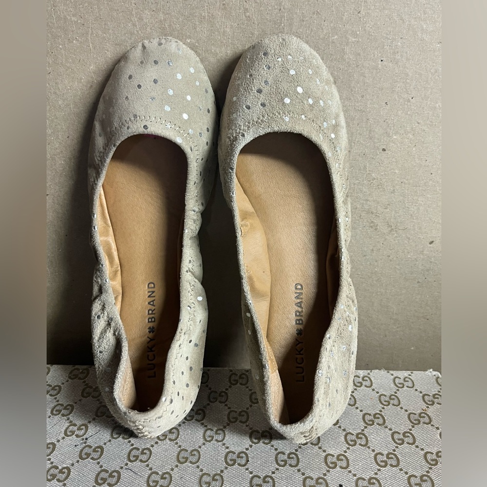Sz 8 LUCKY BRAND WOMENS FLATS SLIP ON LEATHER SUEDE SHOES TAN WITH METAL…